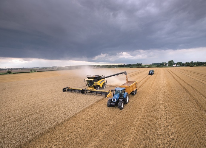 Les chaumes sont hautes. New Holland pr�cise que le pr�c�dent record a �t� battu apr?s 6 heures et 36 minutes.