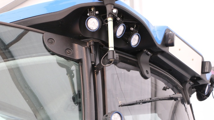 16 phares à Led assure une vision 360 degrés la nuit.