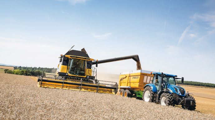Nouvelle moissonneuse-batteuse - La CH de New Holland allie batteur traditionnel et double rotor