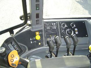 Poste de commande du New Holland TN 155 Range Command.